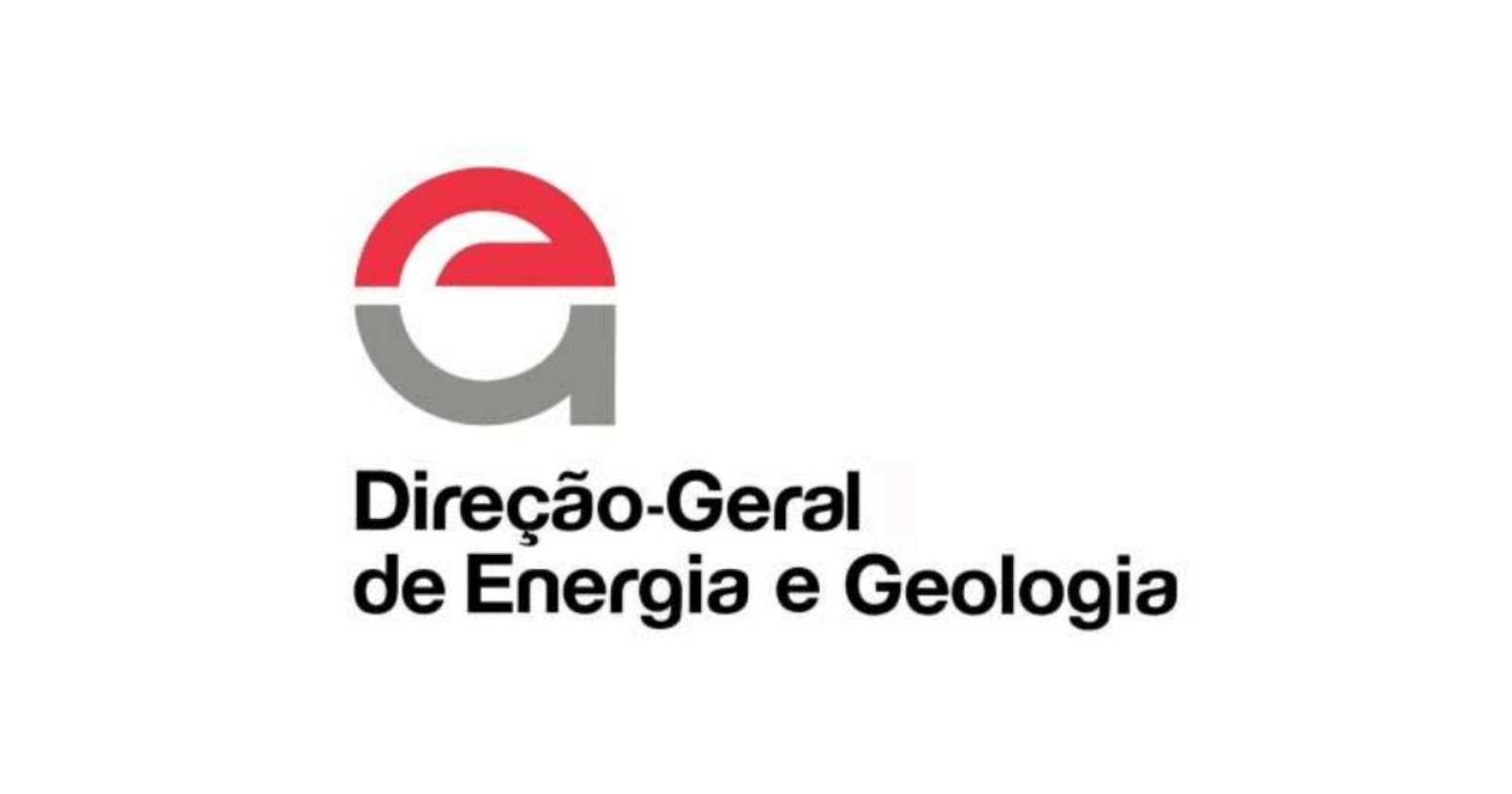 Família numa cozinha moderna com equipamentos elétricos eficientes, representando a transição energética promovida pelo Programa E-Lar 2026.”
